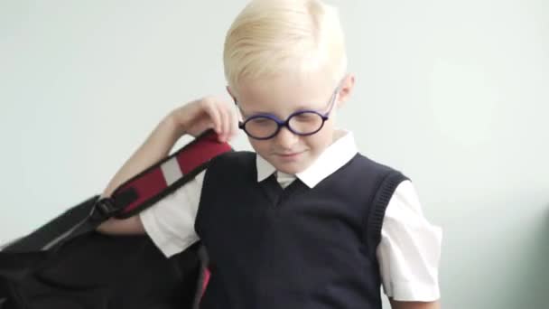 Garçon Uniforme Scolaire Met Sac Dos Sur Son Dos Gros — Video