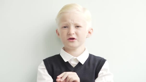 Pequeño colegial. Primer plano de un chico rubio en uniforme escolar — Vídeo de stock