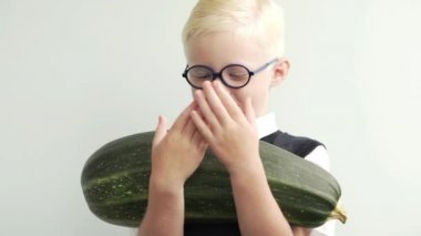 Bir öğrenci birincil sınıfların bir taverna onun elinde tutar.