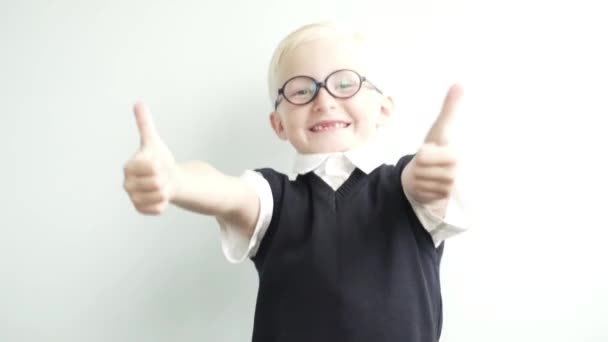 Un niño en uniforme escolar es feliz en el primer día de escuela. . — Vídeos de Stock