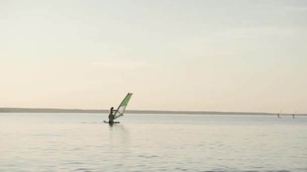 Leren windsurfen op het meer. — Stockvideo