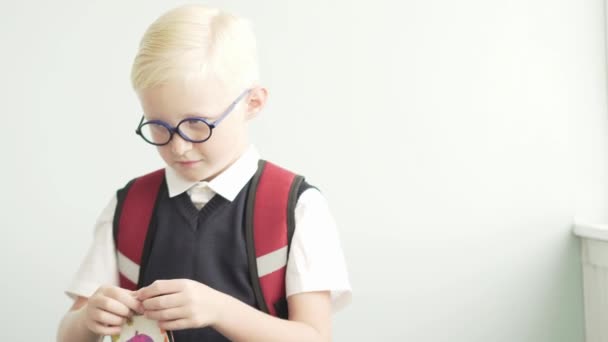 De schooljongen trekt uit zijn broek zak een kleine portemonnee — Stockvideo