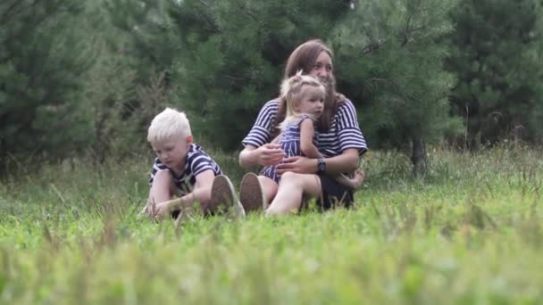 Matka z dwójką dzieci na piknik — Wideo stockowe