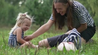 Parkta çocuklu anne çalış