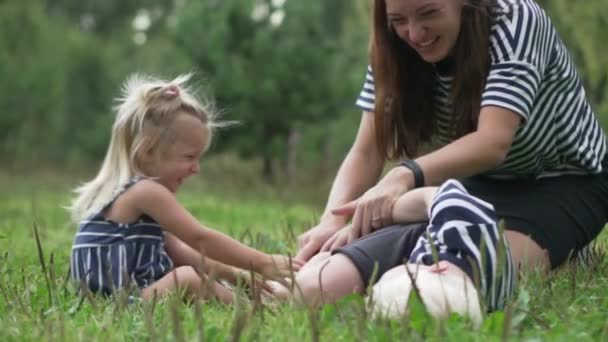 Moeder speelt met de kinderen in het park — Stockvideo