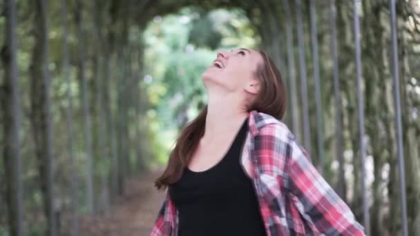 Una mujer está mirando hacia arriba — Vídeos de Stock