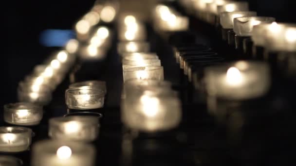 Kerzen im Kerzenständer — Stockvideo