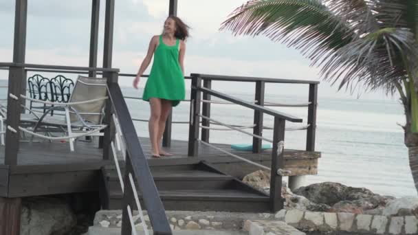 Женщина на пирсе у моря — стоковое видео