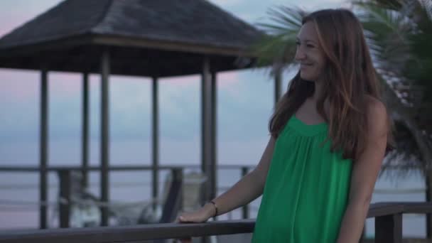 Una hermosa mujer está paseando por el mar — Vídeos de Stock