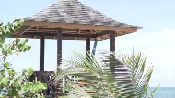 A beautiful gazebo by the sea. — Stock Video