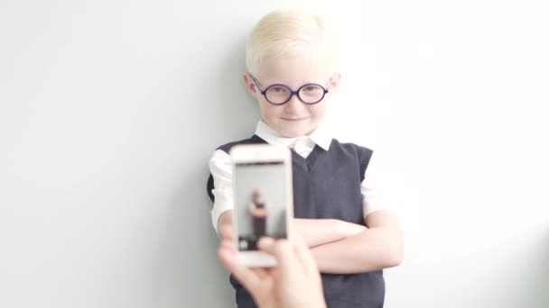 Мальчик школьник фотографии по телефону — стоковое видео