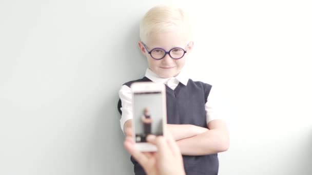 Niño colegial fotos en el teléfono — Vídeo de stock