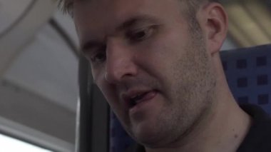 adam tren ile seyahat.