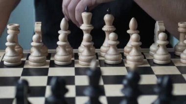 Satranç yarışmaları. Oyuncu ilk hareketi yapar