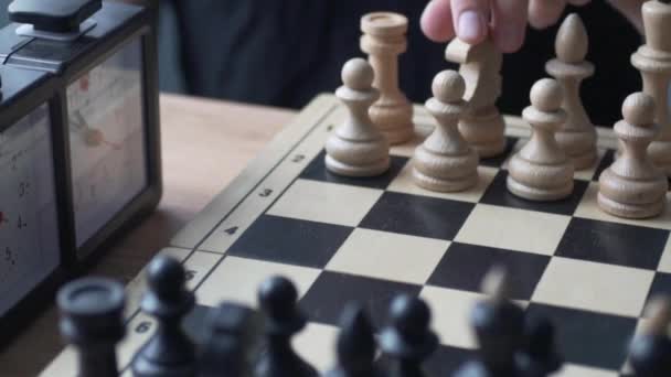 Шахматы. Манская рука делает ход с белым рыцарем — стоковое видео
