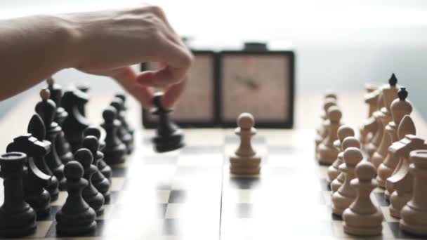 Dois jogadores jogam xadrez . — Vídeo de Stock