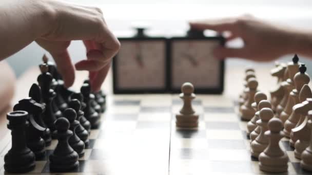 Deux personnes jouent aux échecs .