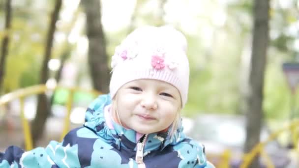 A little girl whirls on a swing. — Stock Video