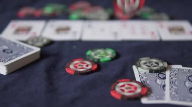 Poker. Oyun Masa üzerinde bir elin beş kart var. Bu bulanık