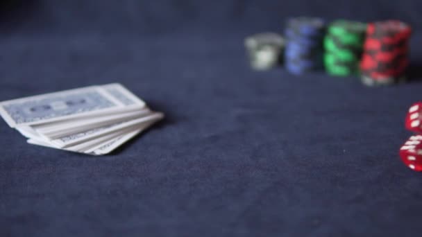 Poker. En la mesa de juego hay cartas y fichas — Vídeo de stock