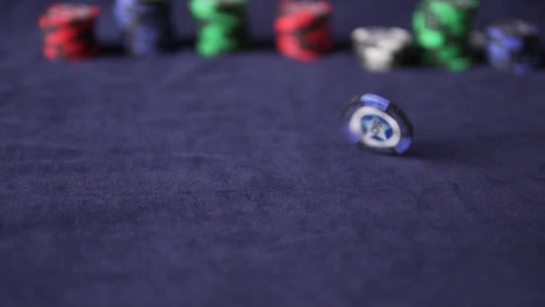 Poker. Les cartes sont éparpillées autour de la table. Les jetons tombent lentement sur les cartes 