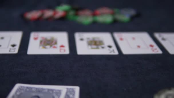 Poker. Ci sono cinque carte sul tavolo da gioco — Video Stock