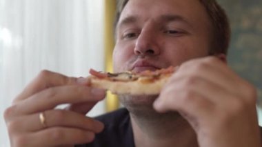 Yakışıklı adam yeme pizza.