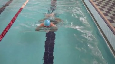 Havuzda Yüzen Adam.