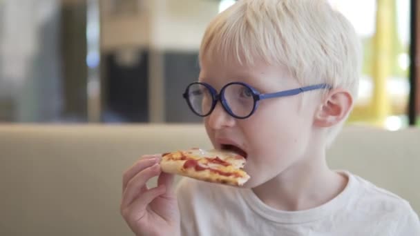 Schöner Junge isst Pizza — Stockvideo