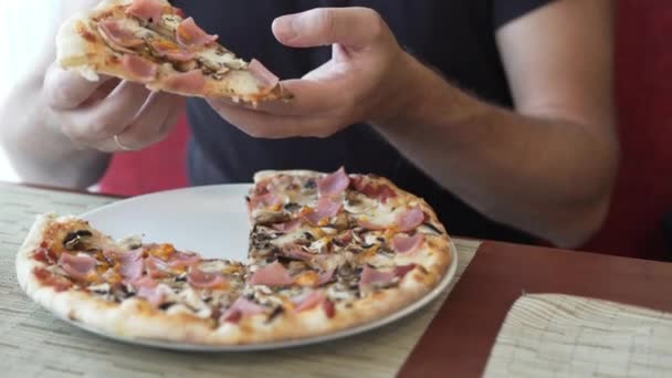 Em uma grande placa branca encontra-se uma pizza apetitosa . — Vídeo de Stock