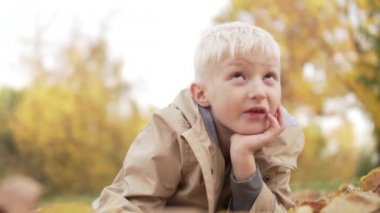 Yakışıklı çocuk sarışın parkta piknik