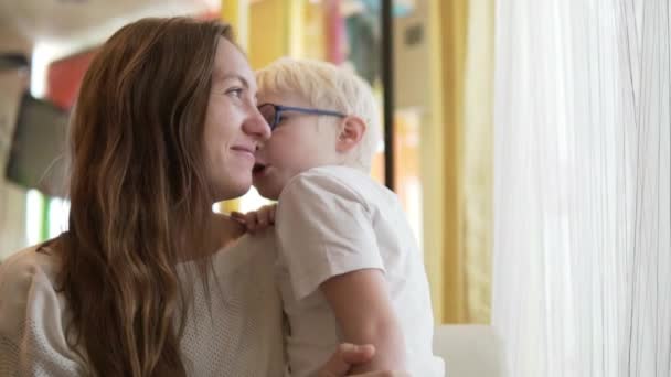 Mamá Hijo Están Hablando Algo Niño Comienza Confundir Secreto Oído — Vídeos de Stock