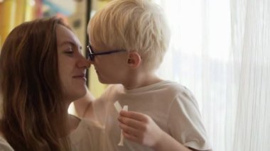 Anne ve oğlu konuşuyorsun.