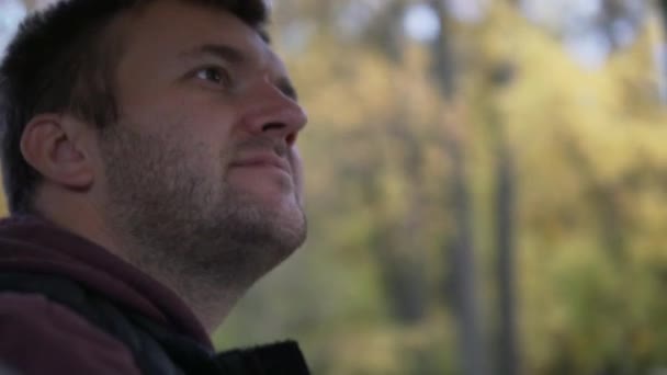 Un hombre monta en el coche en la carretera de otoño . — Vídeos de Stock