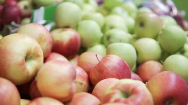 Escaparate con manzanas en la tienda . — Vídeo de stock
