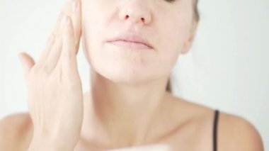 Genç güzel kadın nemlendirici yüz geçerlidir..