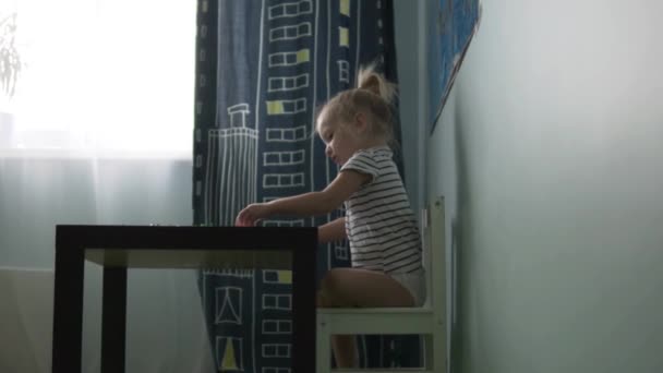 Liten Flicka Rolig Flicka Som Leker Mosaik Barnet Sitter Liten — Stockvideo