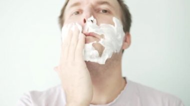 Sabah. Bir adam traş köpüğü yüzünü için geçerlidir..