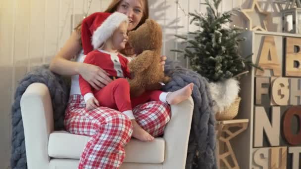 Mamá juega con su hija. Año Nuevo. Niñas en pijamas de Navidad — Vídeos de Stock