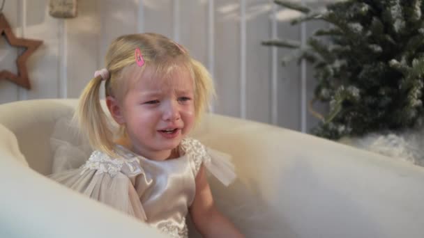 Malá holčička brečí. Dívka má elegantní šaty — Stock video