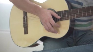 adam gitar çalıyor. Bir gitar Close-up