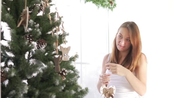 Beautiful girl dress up a christmas tree. — Stock Video