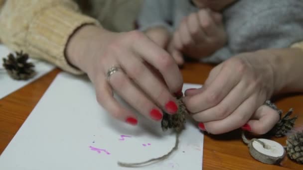 Mamá y el niño hacen manualidades con materiales naturales — Vídeos de Stock