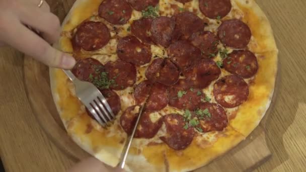 Pepperoni pizza lies on a wooden plate — Stock Video