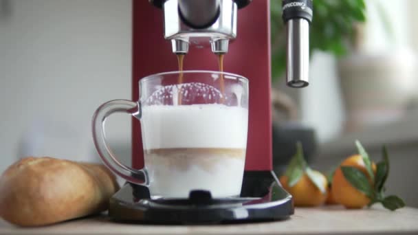 Rode koffiezetapparaat maakt cappuccino — Stockvideo