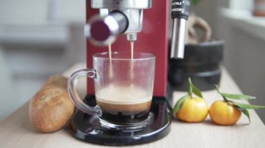 Bir kahve makinesi kahve yavaş yavaş bir cam kaba damlar