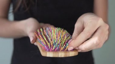 Kadın kayıp saç büyük saç fırçaları kaldırır.