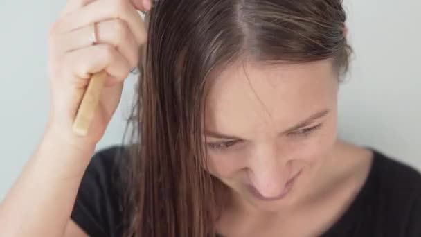 Genç kadın ıslak saç tarama — Stok video