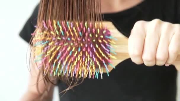 Une femme peignant lentement les cheveux mouillés avec un grand cheveu — Video