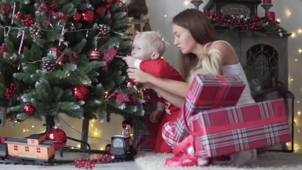 一家人在圣诞树上穿上衣服 — 图库视频影像